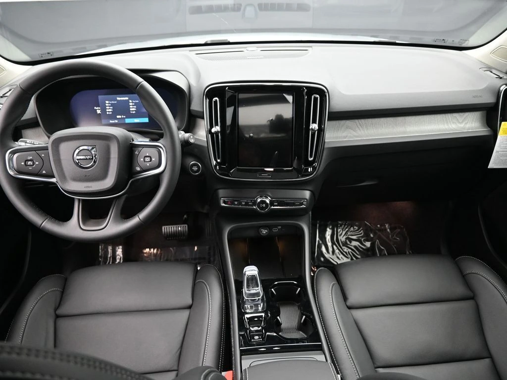 2025 Volvo - image 21