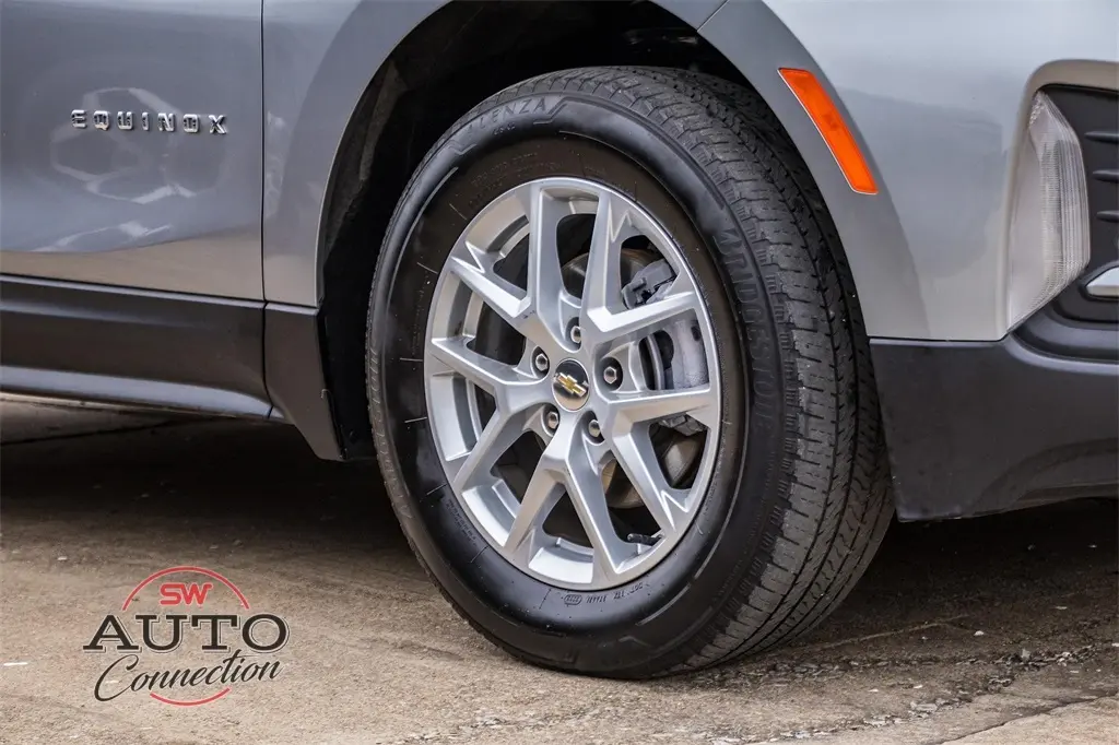 2024 Chevrolet Equinox LT photo 2