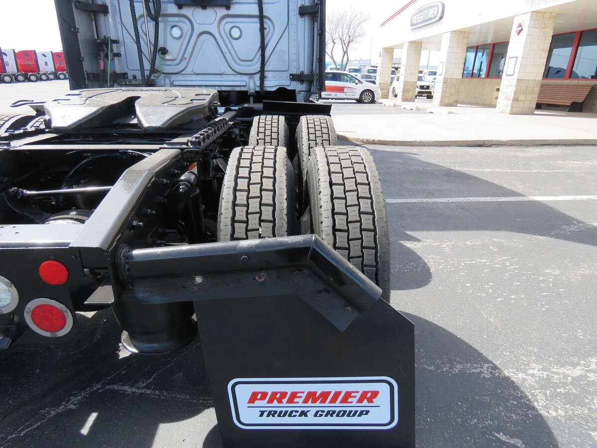 2022 Freightliner Cascadia - image 6