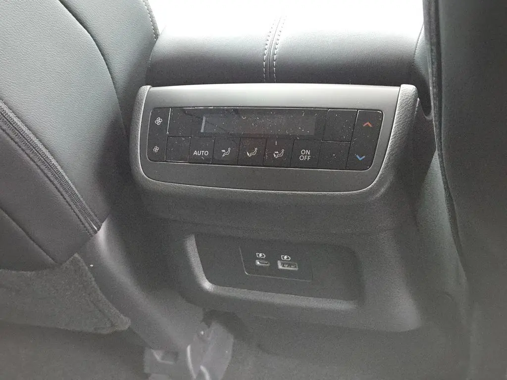 2025 Nissan Pathfinder SL photo 5