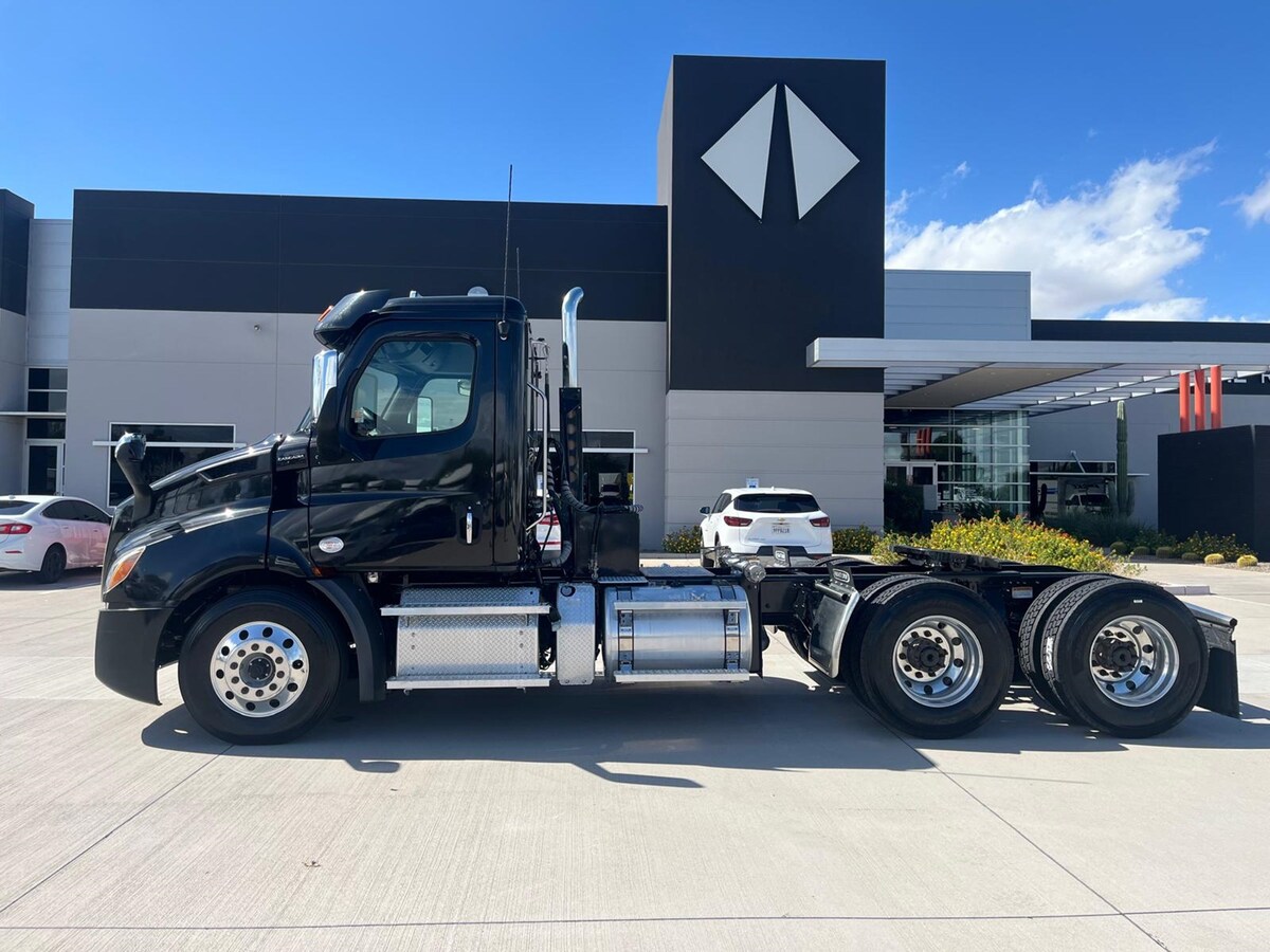2020 Freightliner Cascadia in Phoenix, AZ — photo 2