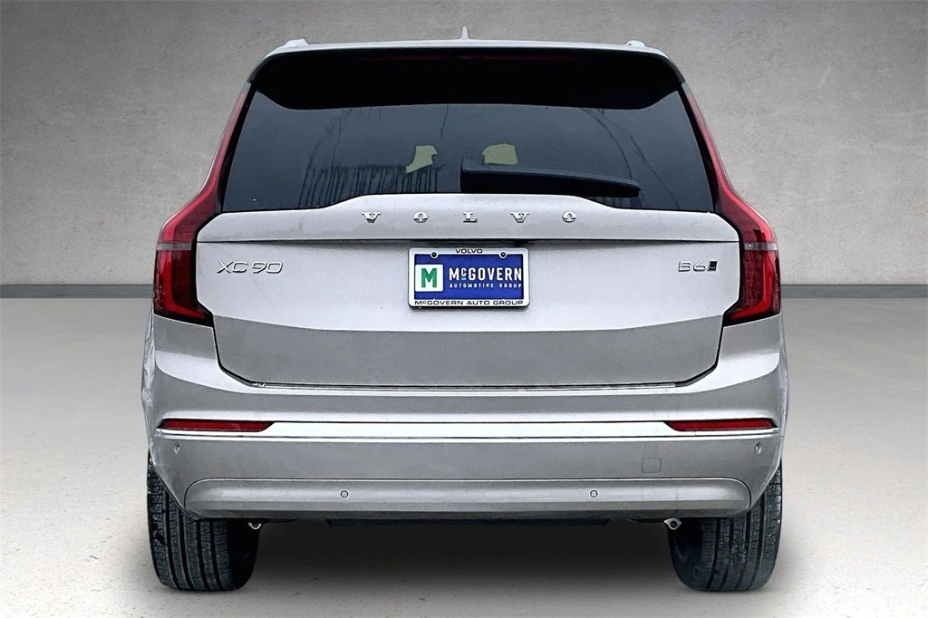 2026 Volvo - image 4