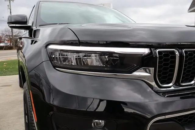 2025 Jeep Grand Cherokee Overland photo 2