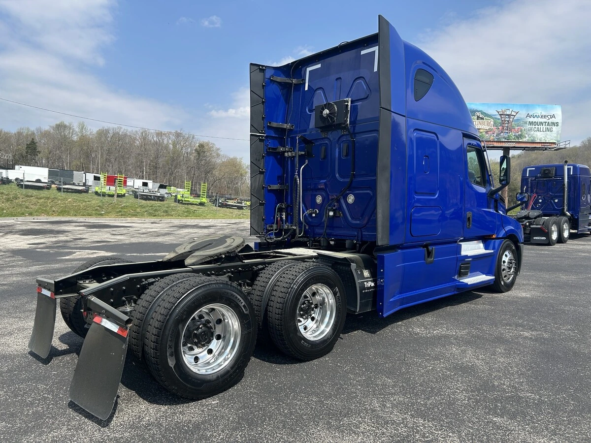 2022 Freightliner Cascadia - image 5