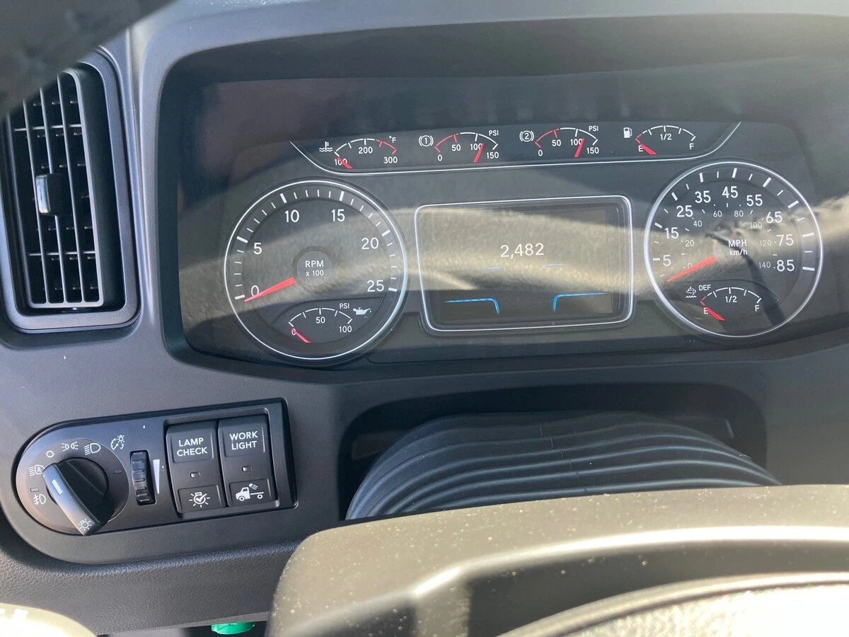 2025 International LT — photo 8