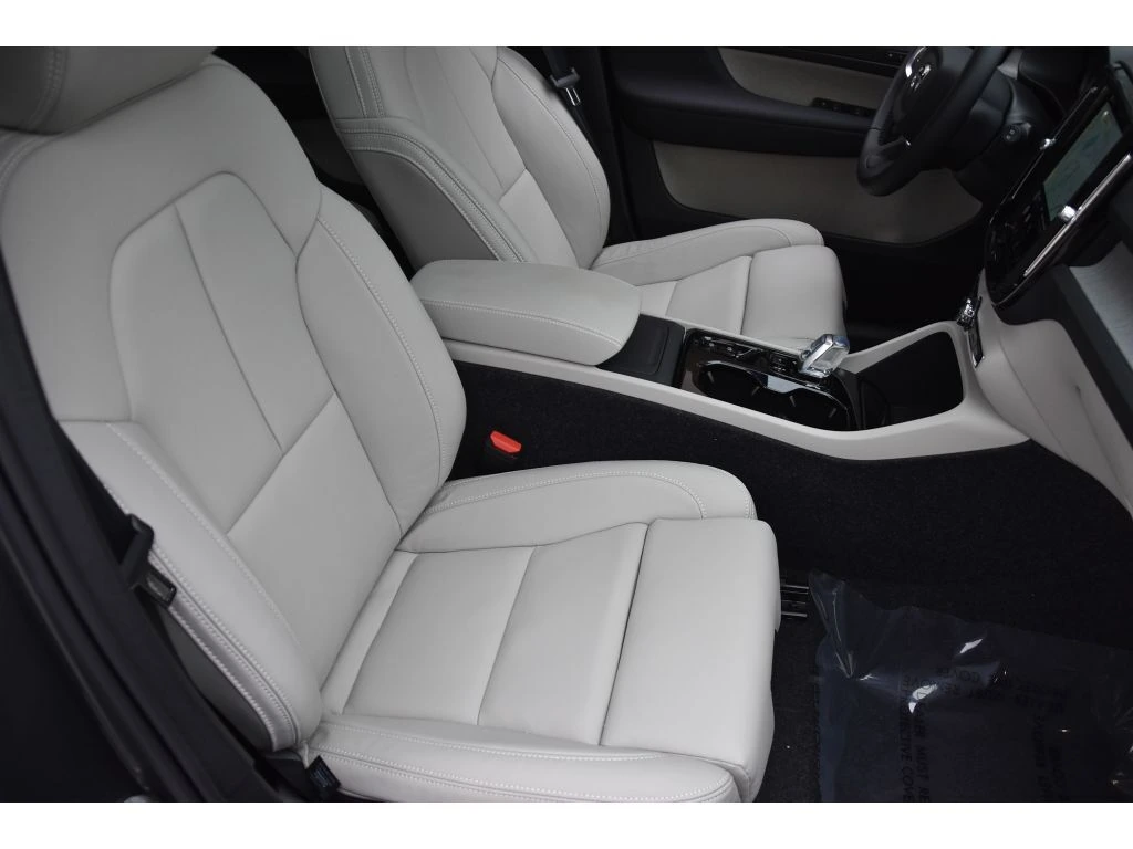 2026 Volvo - image 31