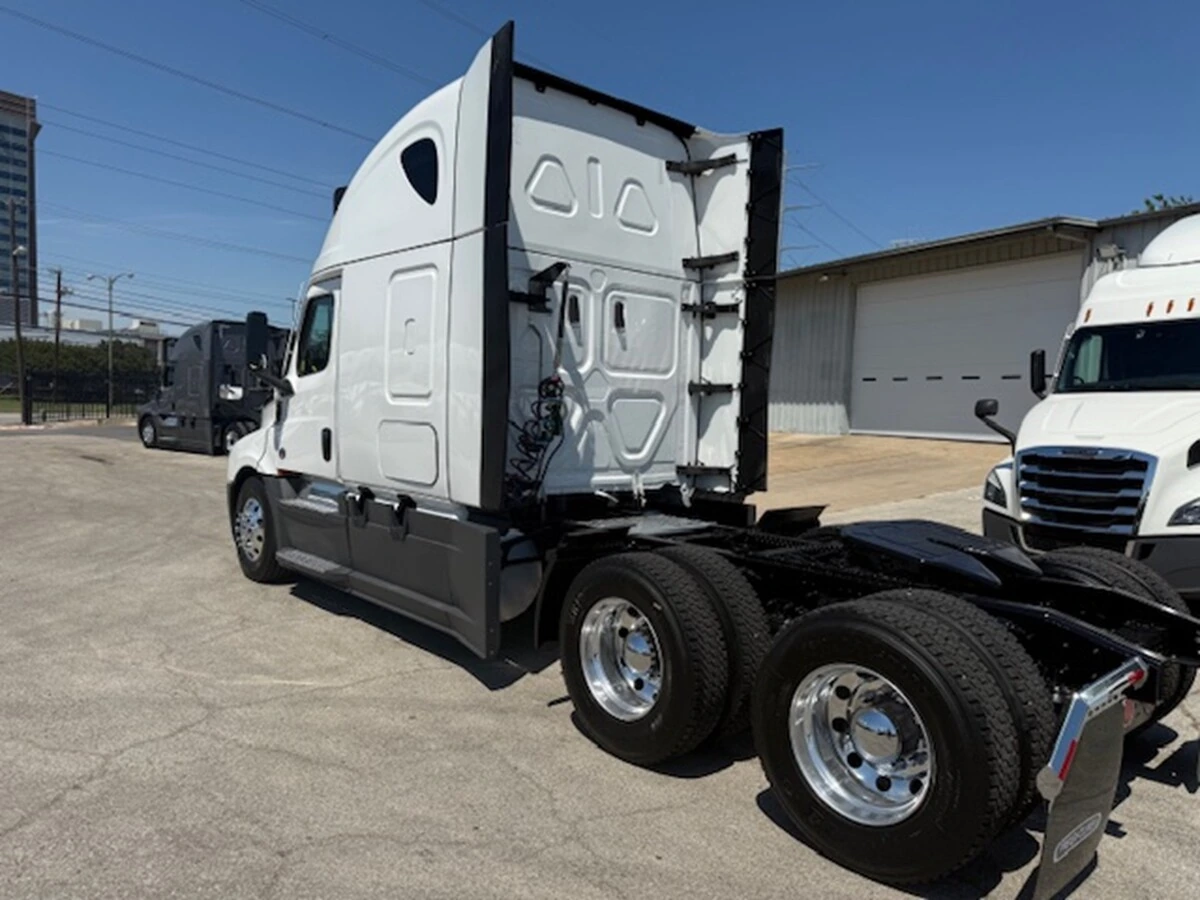 2024 Freightliner Cascadia — photo 4