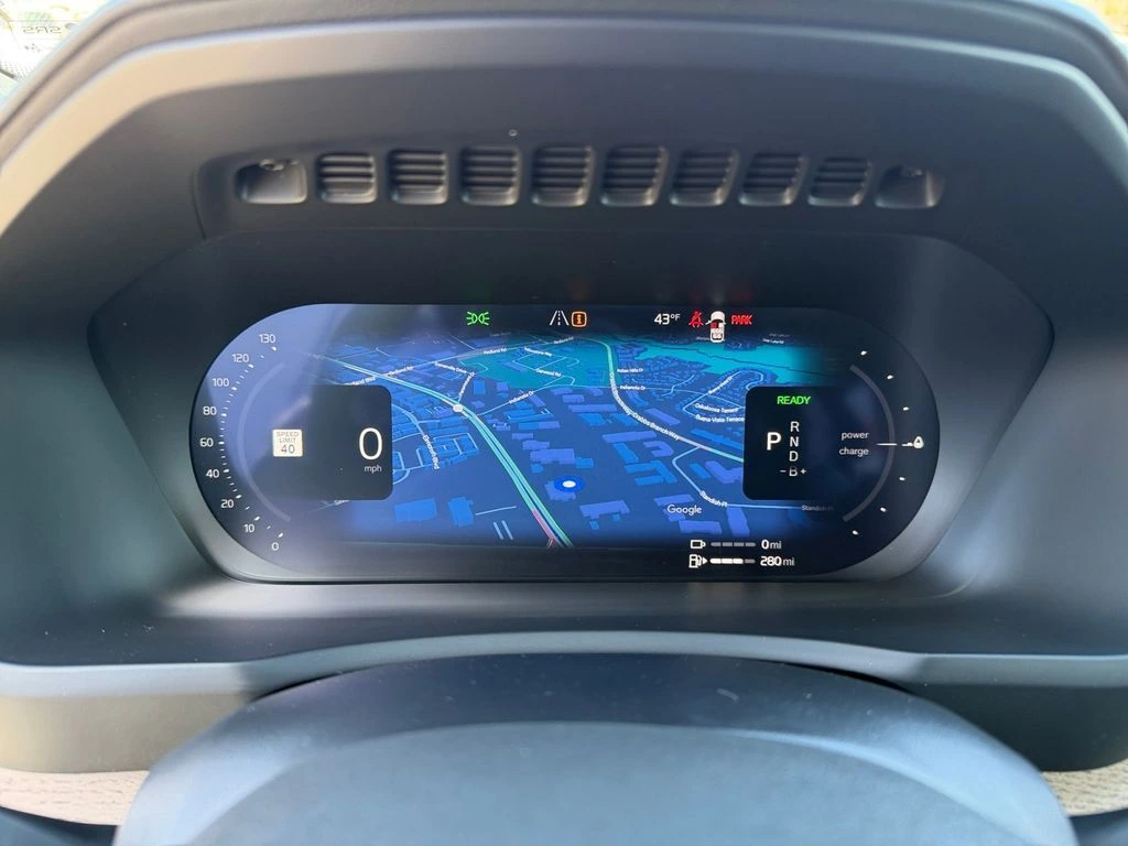 2025 Volvo - image 24