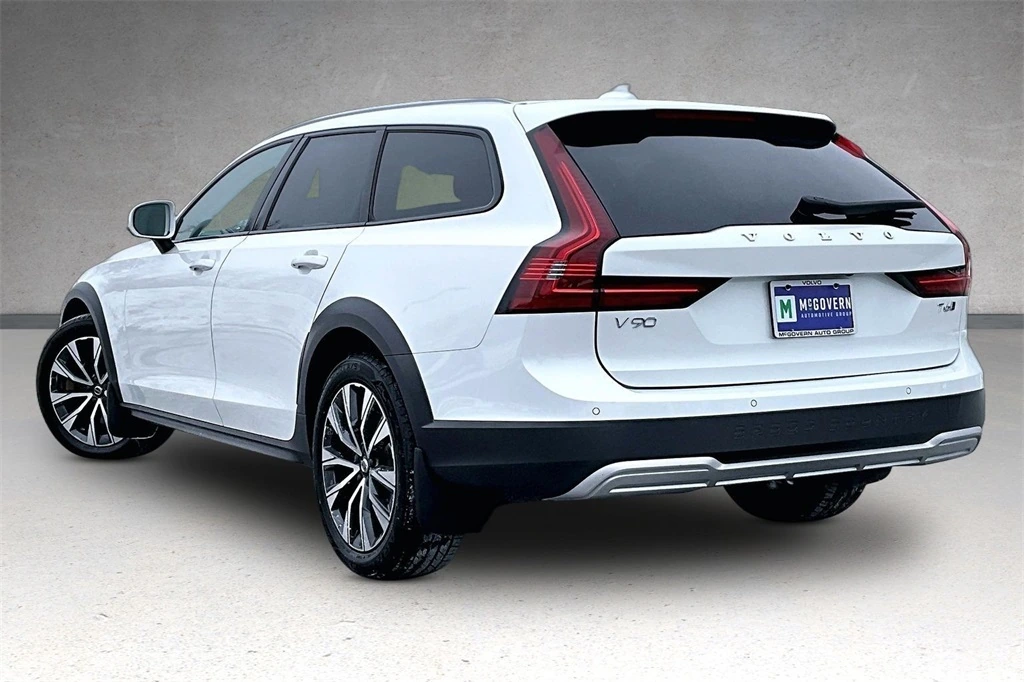 2021 Volvo - image 4