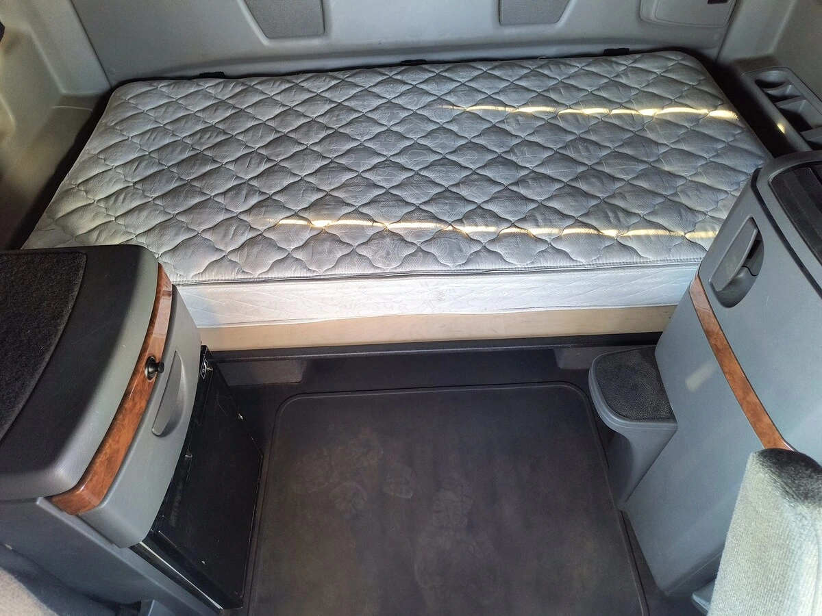 2020 International LT - image 8