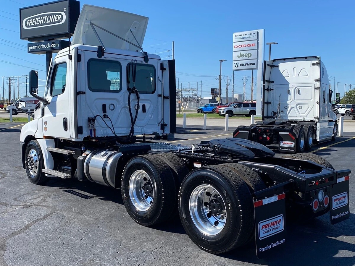 2027 Freightliner Cascadia — photo 3