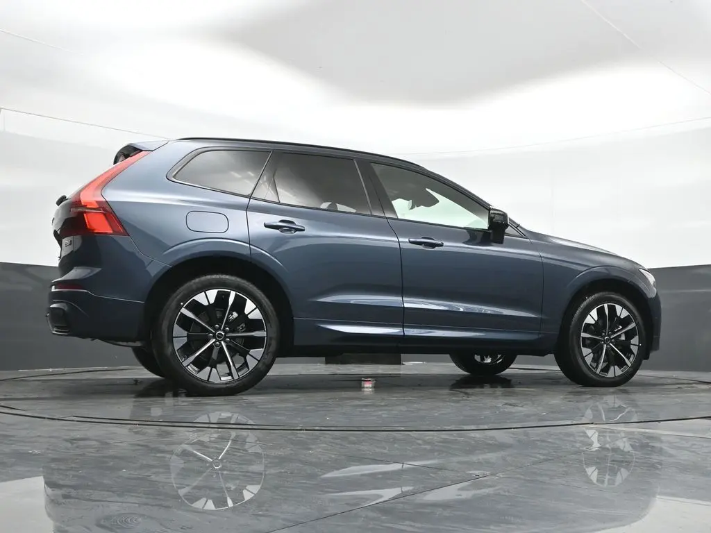2026 Volvo - image 39
