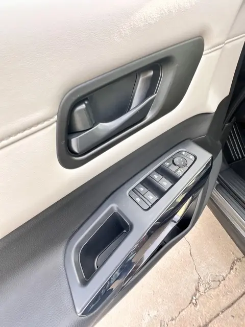 2025 Nissan Pathfinder SV photo 16