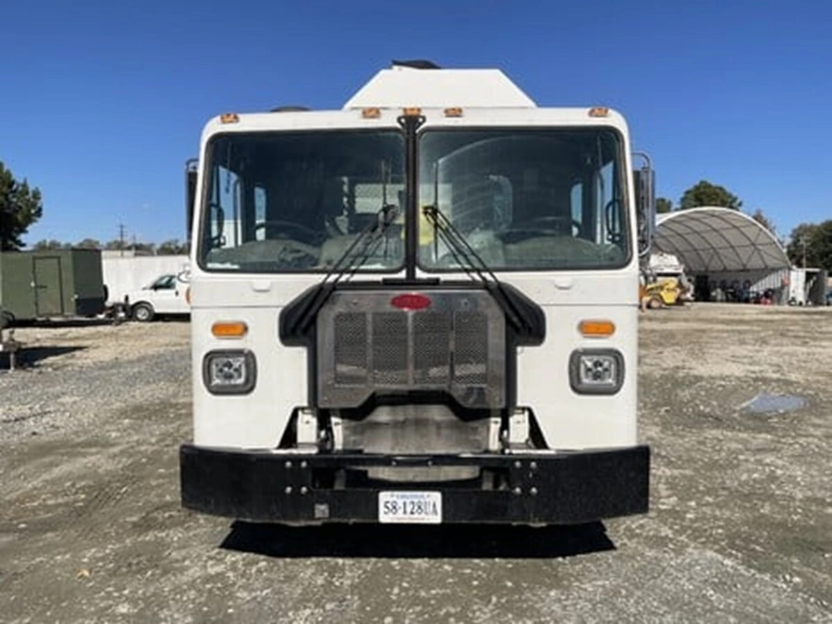2019 Peterbilt 520 - image 2