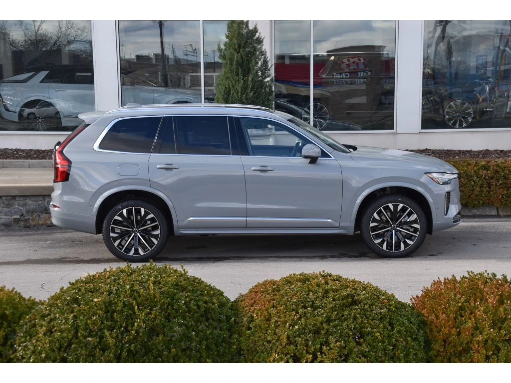 2026 Volvo - image 3