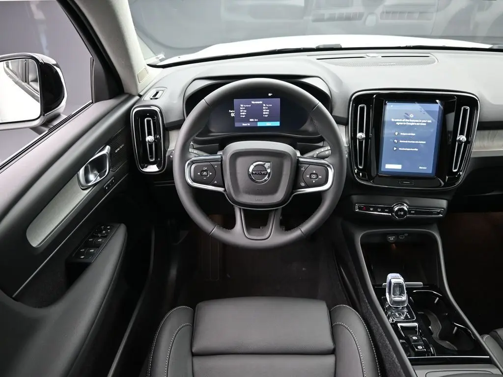 2025 Volvo - image 18