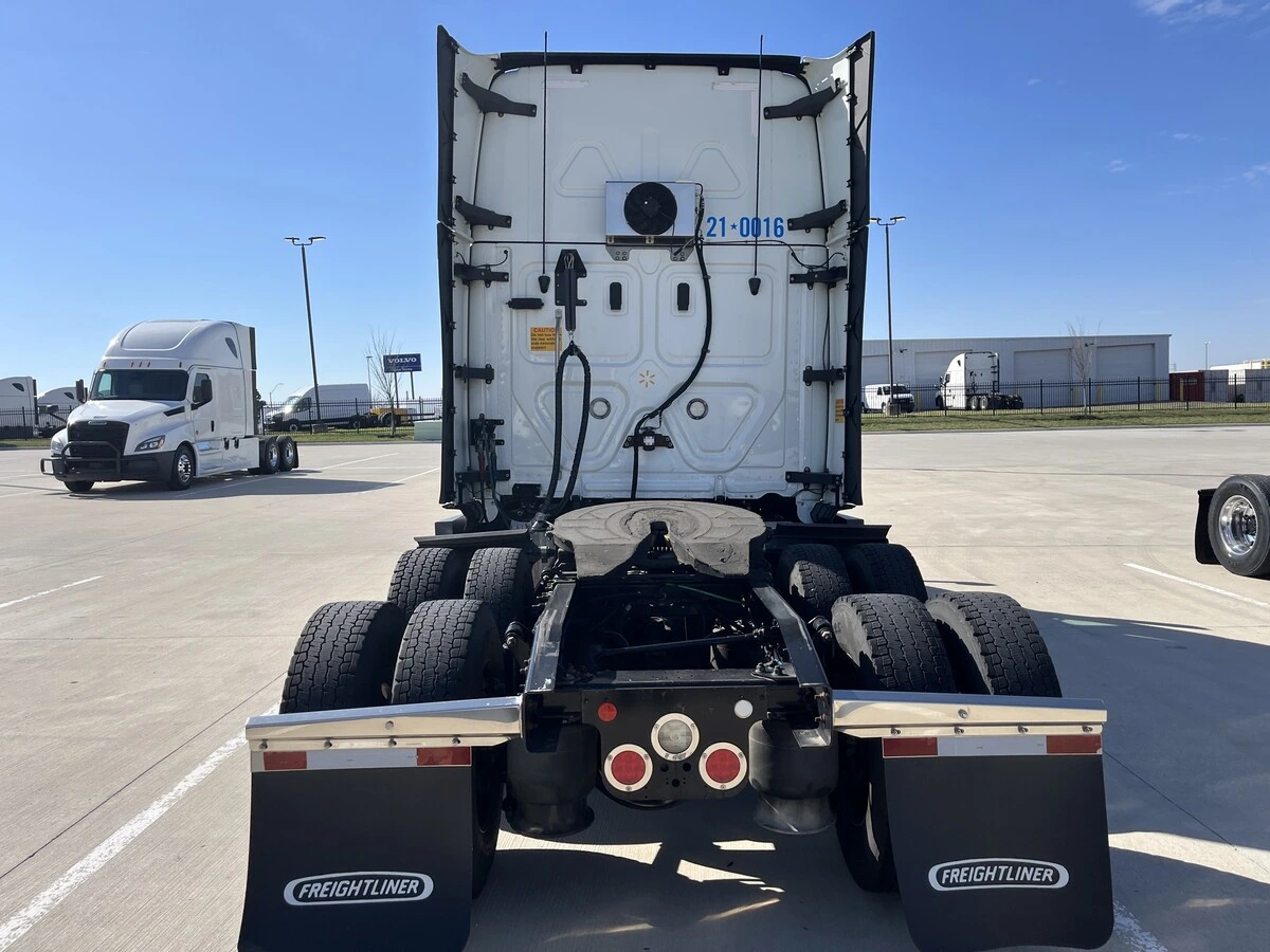 2021 Freightliner Cascadia - image 5