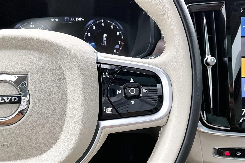 2021 Volvo - image 11