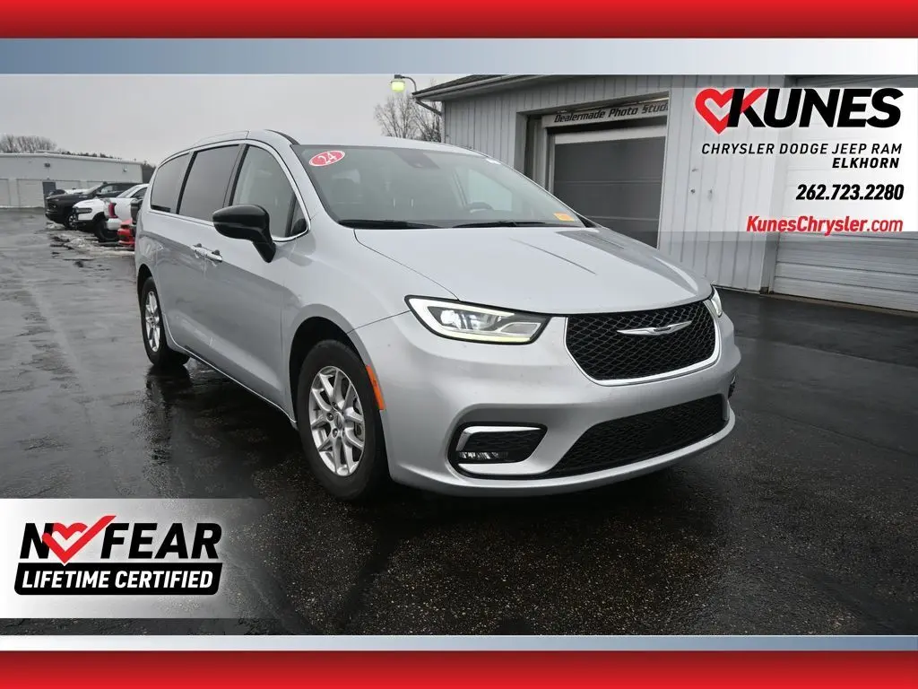 2024 Chrysler Pacifica Touring L's photo