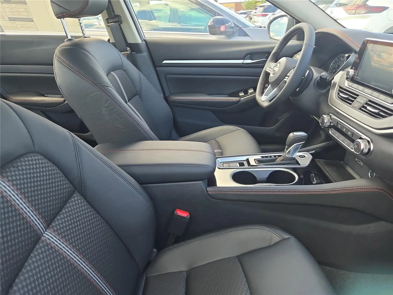 2025 Nissan Altima SR photo 9