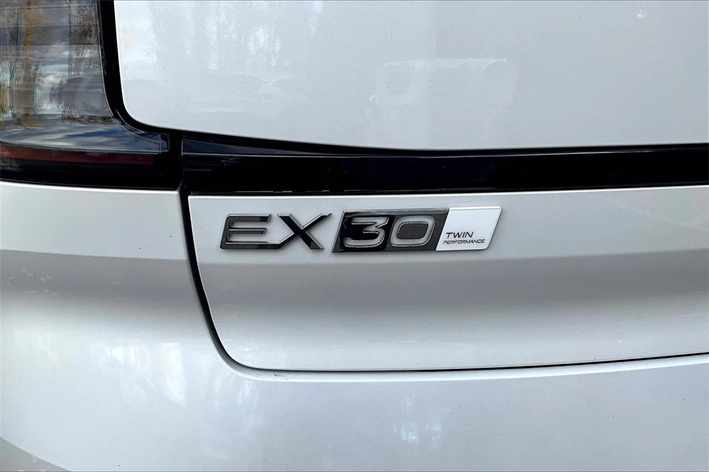 2025 Volvo - image 9