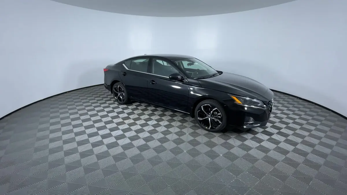 2025 Nissan Altima SR photo 2