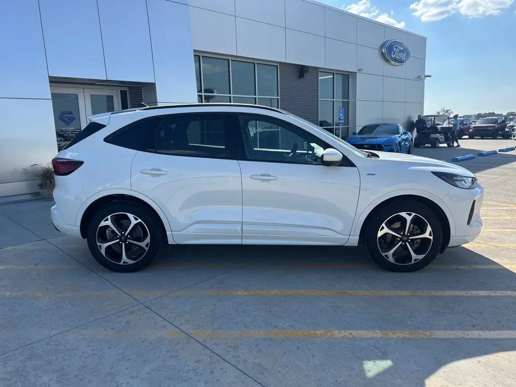 2023 Ford Escape ST-Line Select photo 2