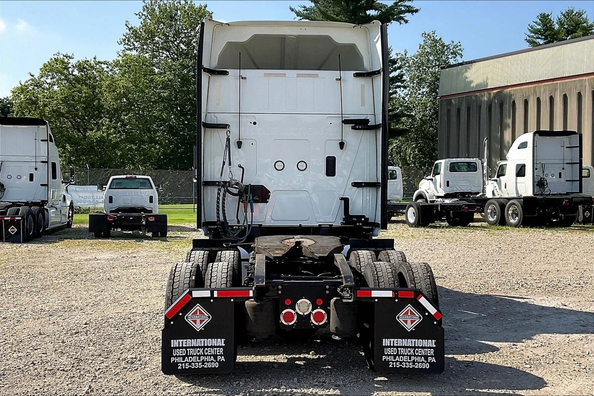 2022 International LT - image 5