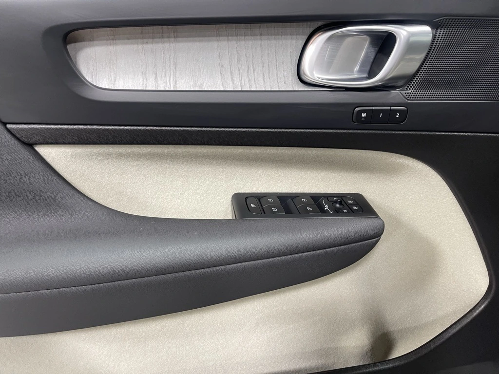 2025 Volvo - image 18