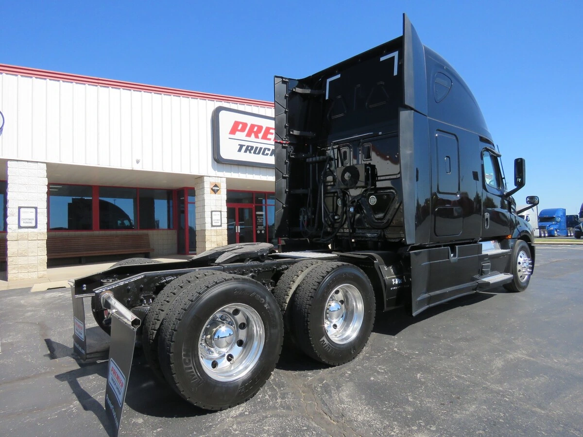 2021 Freightliner Cascadia — photo 8
