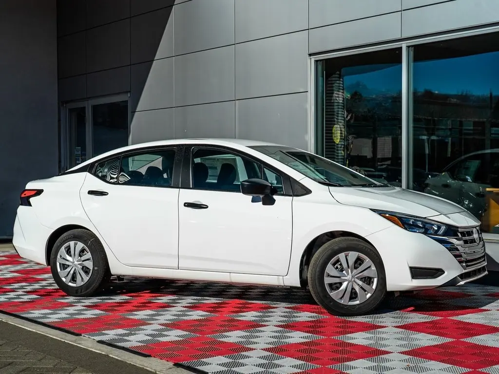 2025 Nissan Versa 1.6 S photo 2