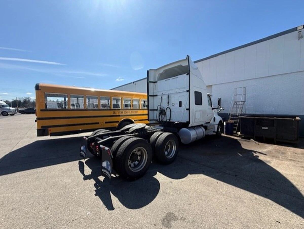 2022 International LT - image 5