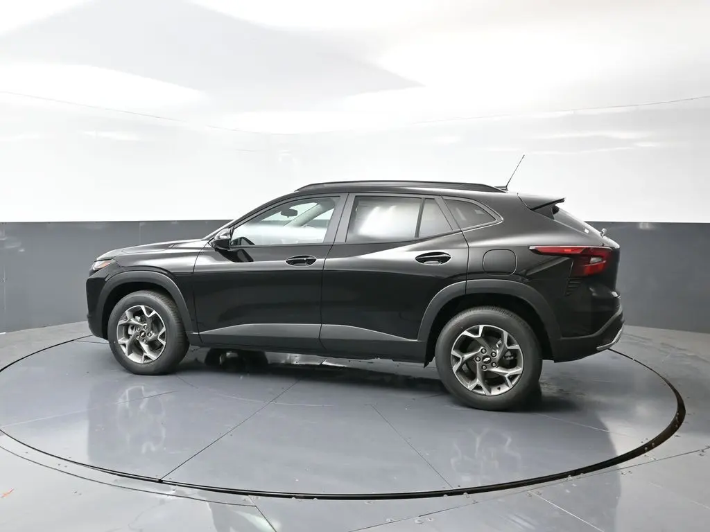 2025 Chevrolet Trax LT photo 4