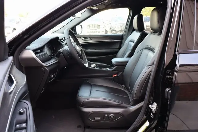 2025 Jeep Grand Cherokee Limited photo 9