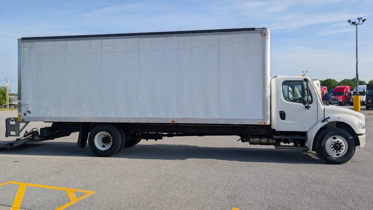 2022 Freightliner M2 106 — photo 4