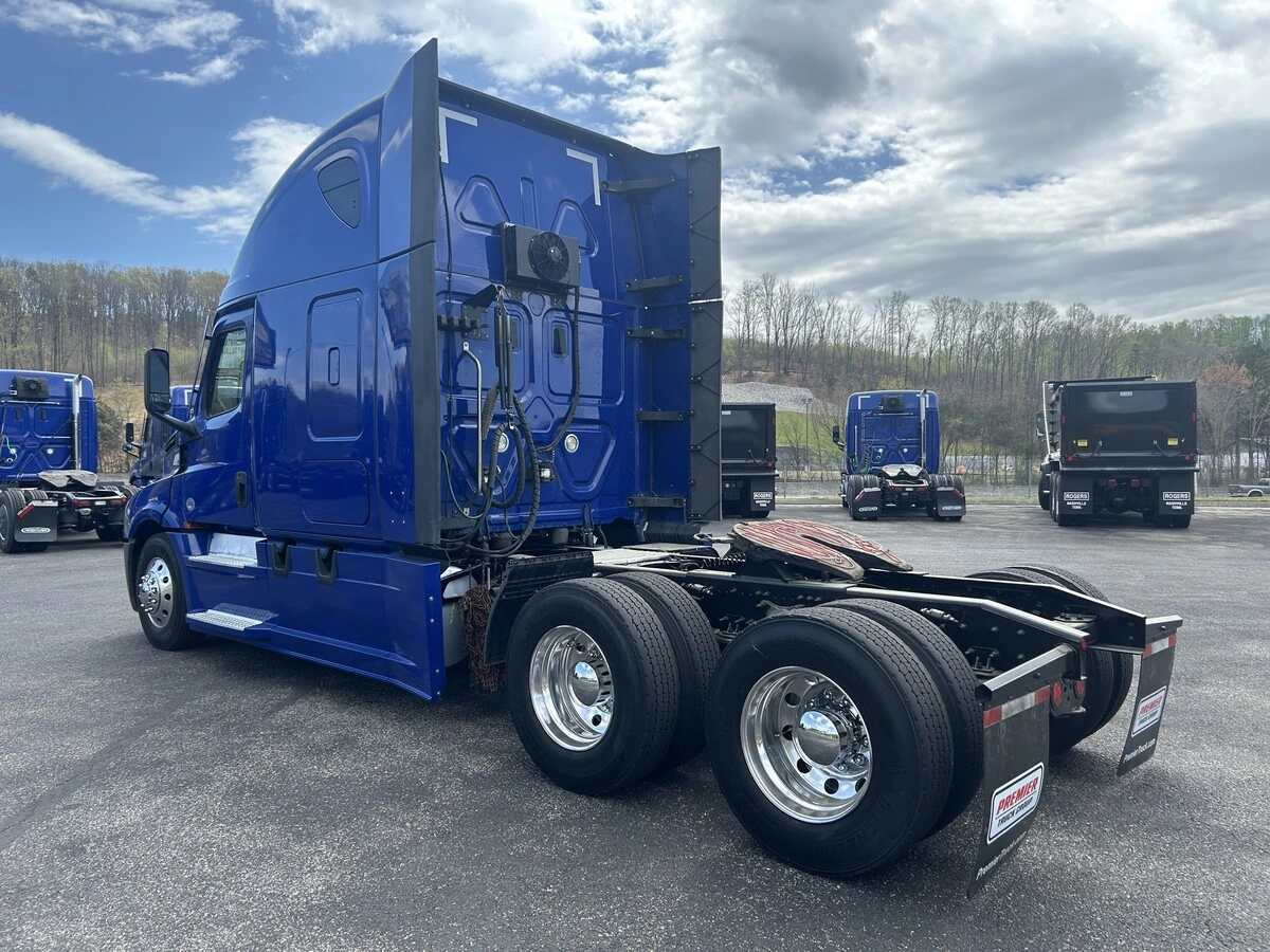 2022 Freightliner Cascadia - image 3