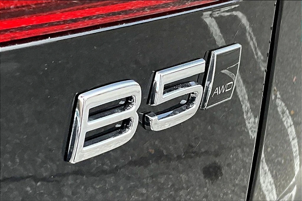 2026 Volvo - image 8