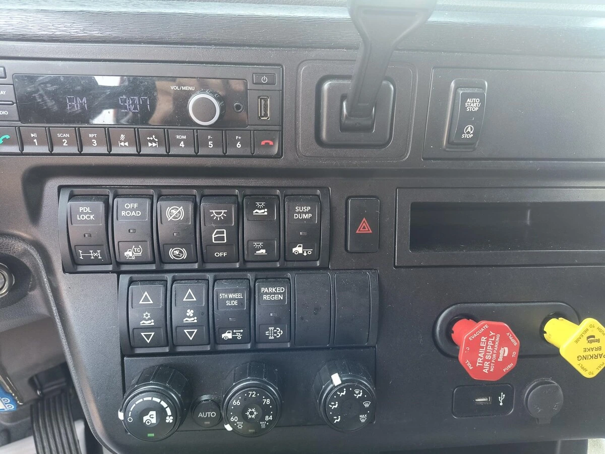2023 International LT in Plover, WI — photo 8