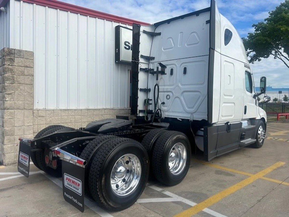 2024 Freightliner Cascadia - image 8