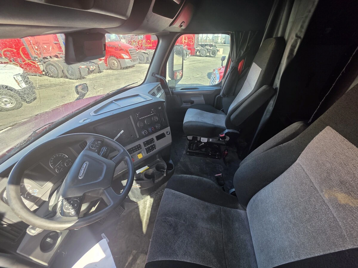 2022 Freightliner Cascadia - image 5