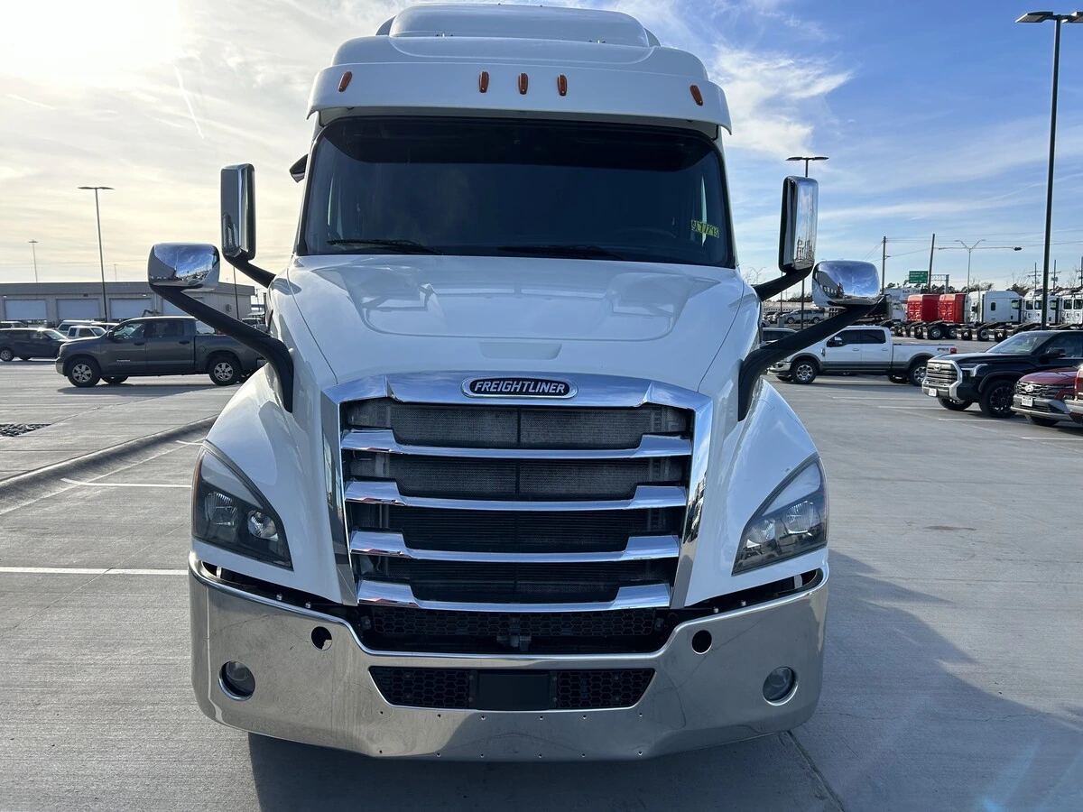 2020 Freightliner Cascadia - image 2