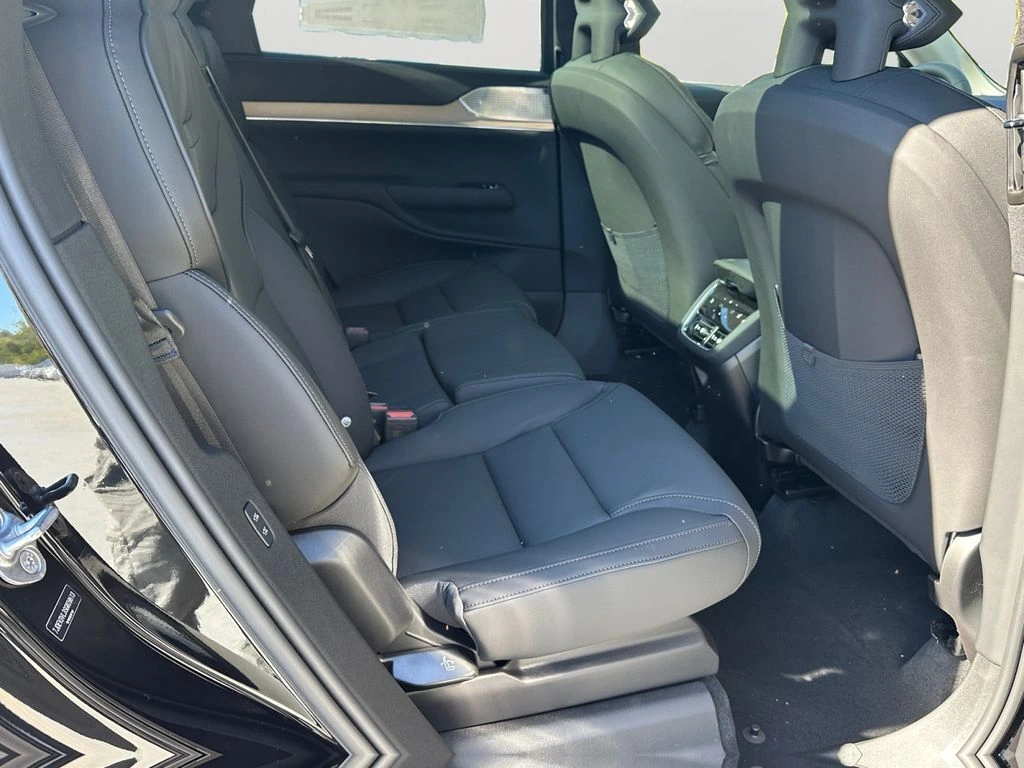 2025 Volvo - image 7