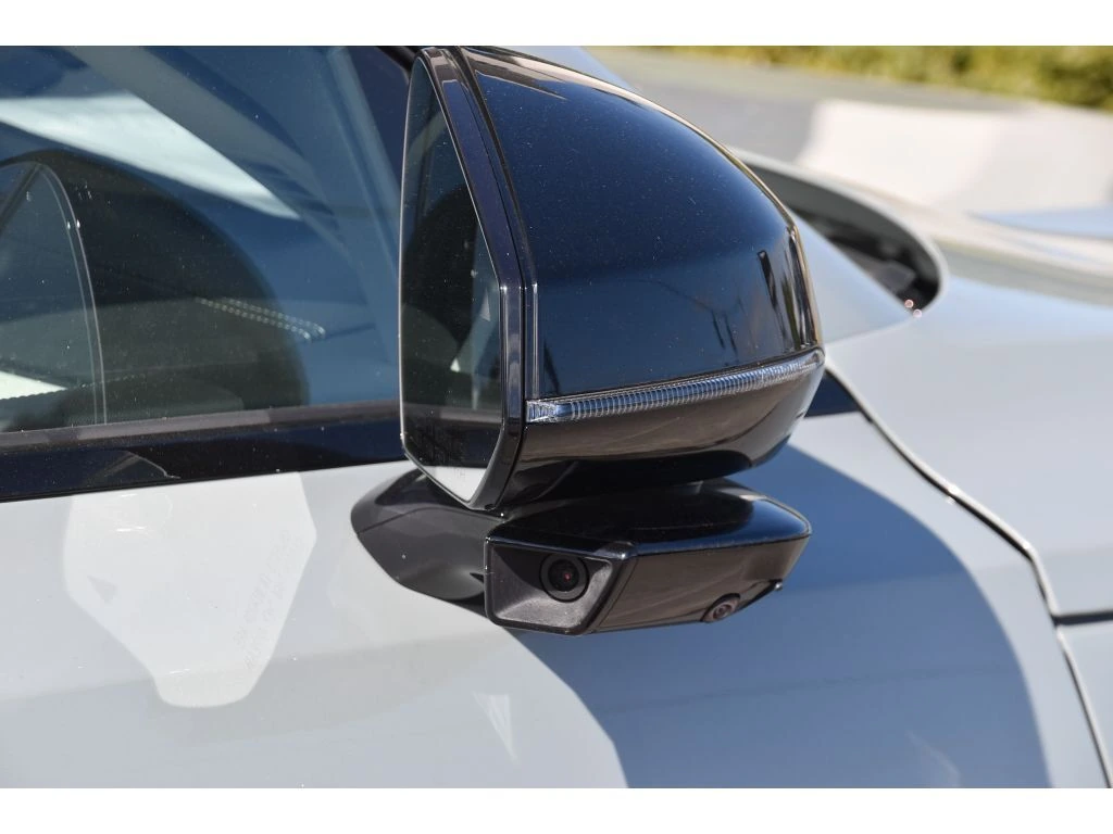 2025 Volvo - image 31