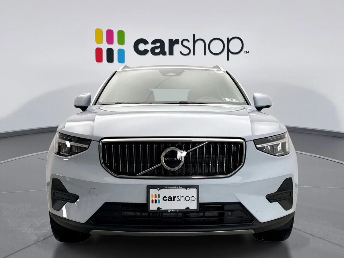 2025 Volvo - image 8