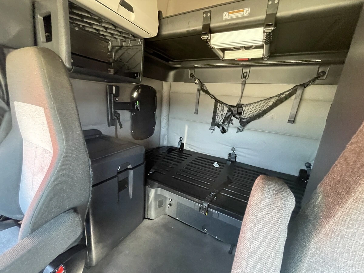 2021 Freightliner Cascadia - image 32