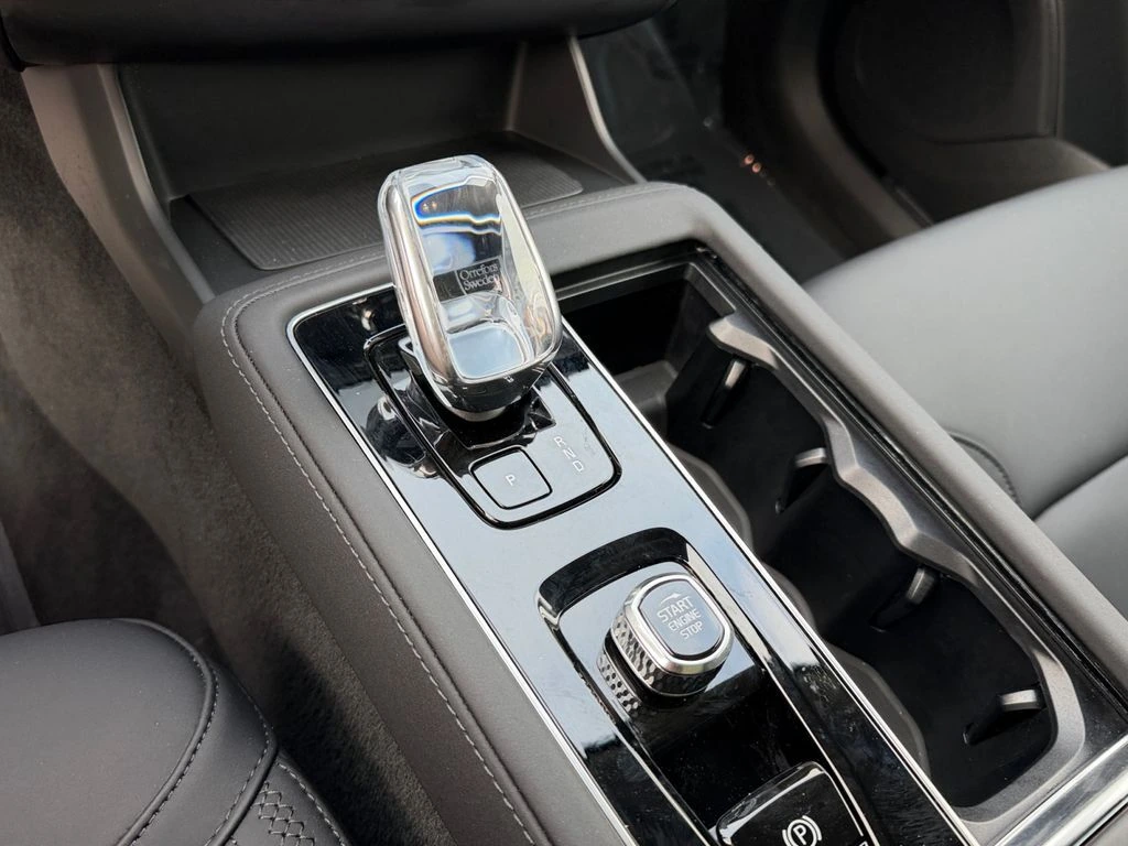 2025 Volvo - image 25