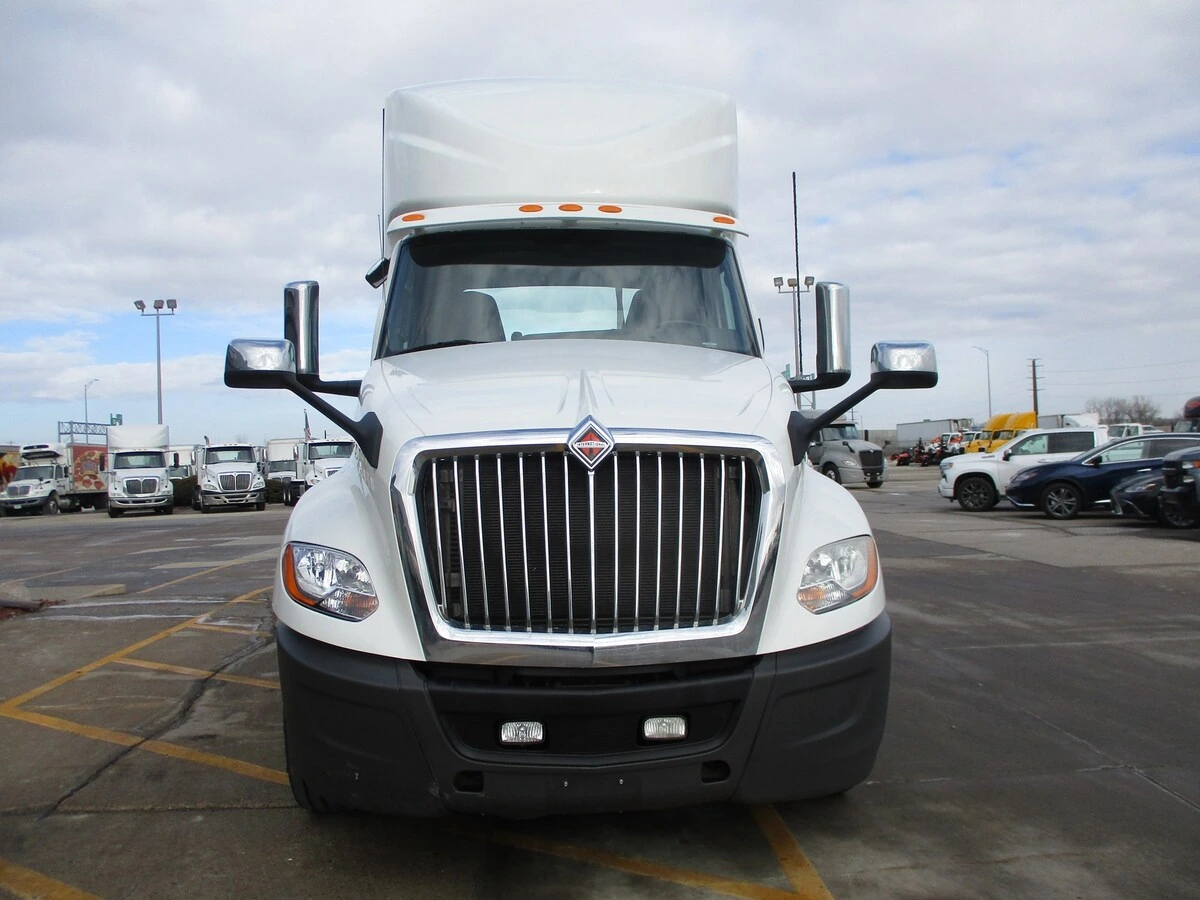 2019 International LT - image 2