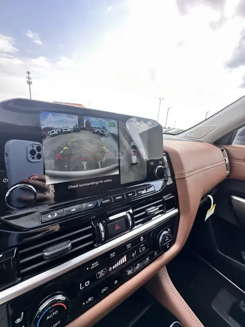 2025 Nissan Pathfinder Platinum photo 10