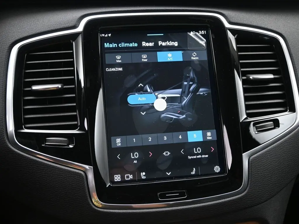 2025 Volvo - image 15