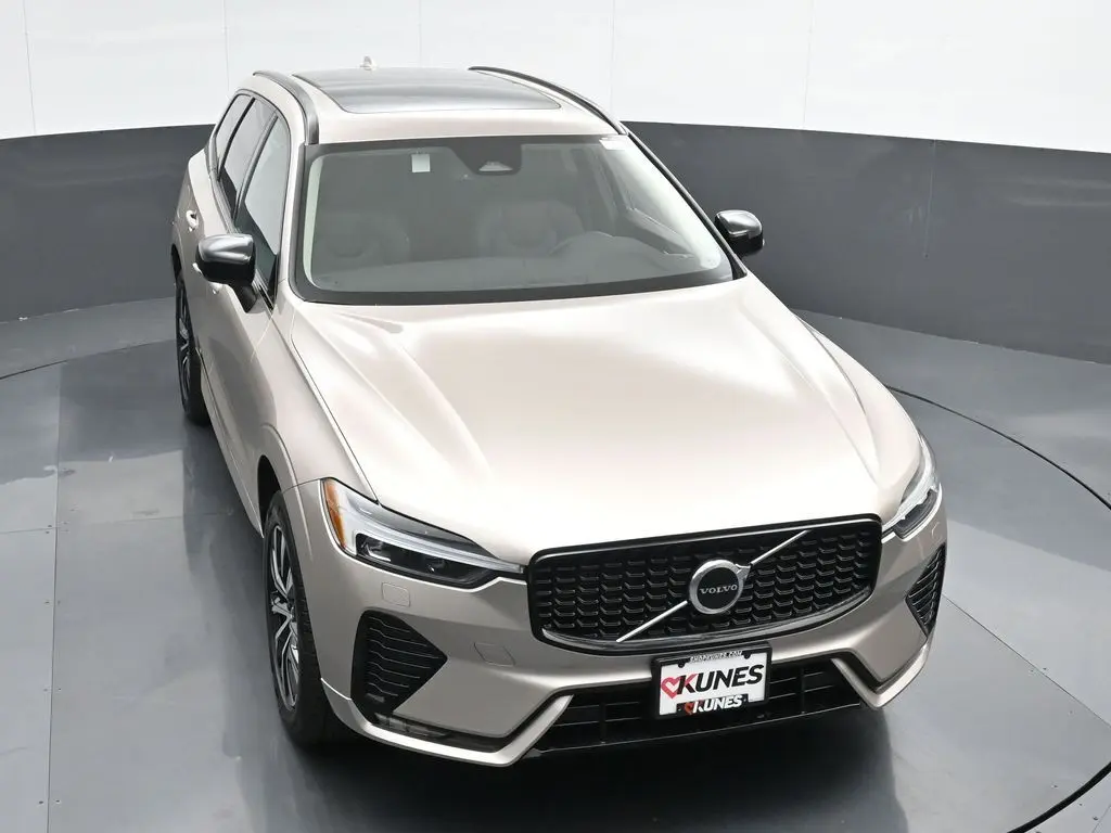 2025 Volvo - image 33